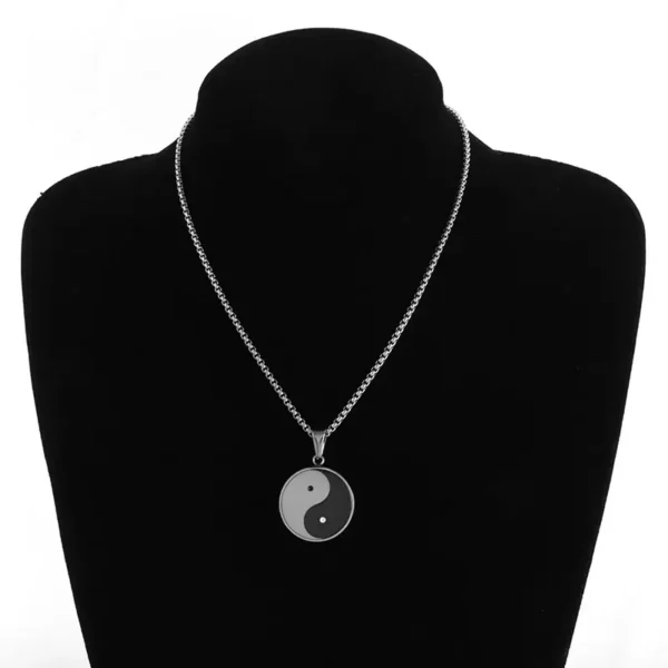 une image montrant un Collier Dualité Éternelle au design yin yang montré sur un buste noir