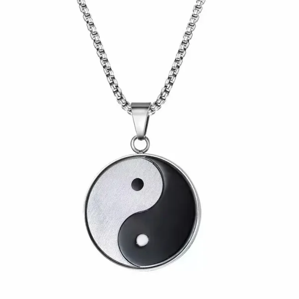 une image montrant un Collier Dualité Éternelle au design yin yang sur une chaine en acier inoxydable