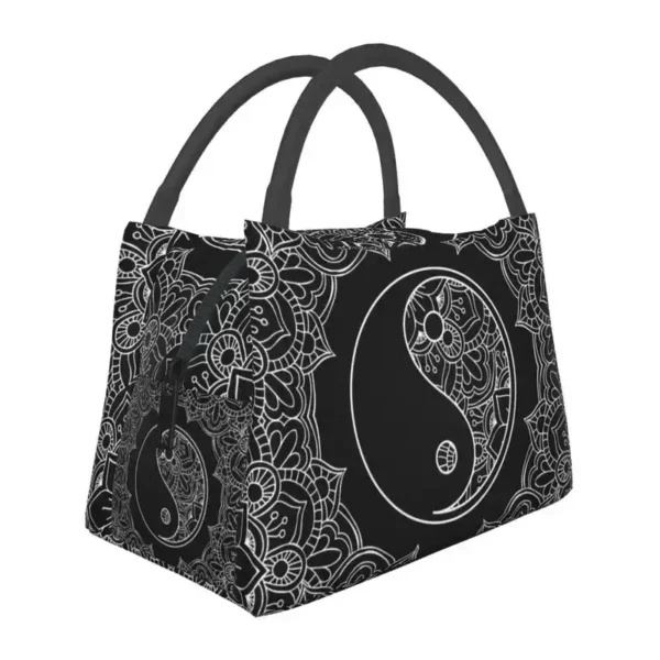 Image d'une lunch box décorée d'un motif mandala Yin Yang, mélangeant des éléments artistiques traditionnels pour une expérience de repas zen et stylée.