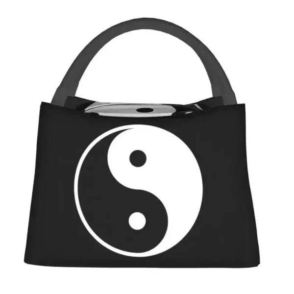 Image d'une lunch box Yin Yang en noir et blanc, illustrant l'équilibre parfait entre deux compartiments distincts