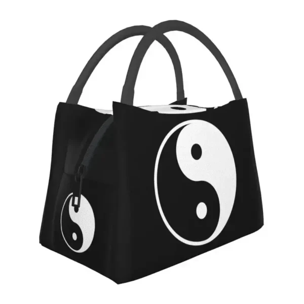 Image d'une lunch box Yin Yang en noir et blanc, illustrant l'équilibre parfait entre deux compartiments distincts