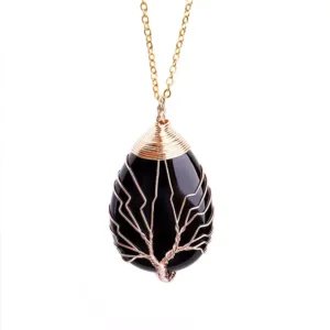 Admirez la splendeur intemporelle du Pendentif Agathe Nocturne. Sa pierre d'agate, d'un noir profond, capture la mystique de la nuit et reflète l'éclat des étoiles. Ce bijou unique ajoute une touche d'élégance et de mystère à chaque tenue. Laissez-vous envoûter par son charme nocturne et explorez la beauté cachée de l'obscurité.