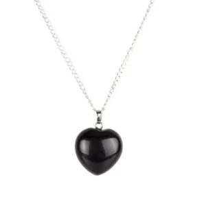 Découvrez la beauté mystique du Pendentif Cœur Obsidienne Nocturne, une pièce d'élégance intemporelle qui capture l'essence de la nuit étoilée. Cette obsidienne lustrée, sombre comme le ciel nocturne, est taillée en forme de cœur, symbolisant l'amour et la protection. Laissez-vous envoûter par son charme envoûtant et sa profondeur mystérieuse. Portez ce bijou pour ajouter une touche de mystère à votre style, ou offrez-le en signe d'affection sincère à quelqu'un de spécial.