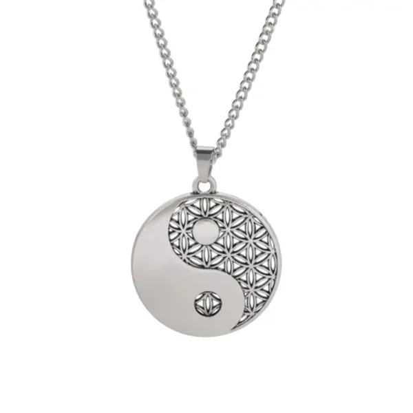 une image montrant Un pendentif Mystique Yin Yang circulaire en argent suspendu à une chaîne, affichant le symbole du Yin Yang avec une moitié embellie de motifs géométriques complexes pour une touche mystique.