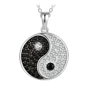 Pendentif Yin Yang Éclatant : Un bijou étincelant qui incarne l'harmonie et l'équilibre, orné de strass scintillants pour briller de mille feux