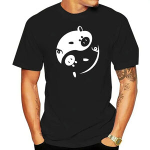 une image montrant un homme portant un T-Shirt Cochons Cosmiques noir sur fond blanc en rapport avec le yin yang