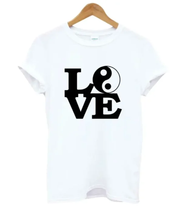 Ce T-shirt Yin Yang Love incarne cette symbiose, symbolisant l'amour équilibré et intemporel qui transcende les opposés. Portez ce vêtement avec fierté et partagez l'énergie positive de l'amour qui règne en vous