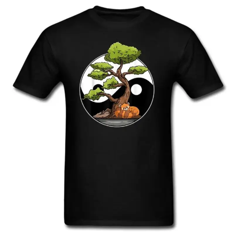 Un T-shirt de couleur noire affichant un design de Yin Yang au centre. Le Yin Yang est illustré par un paysage naturel où un côté est en lumière, avec un arbre à feuilles vertes et un animal paisible allongé en dessous, et l'autre côté est dans l'ombre, représentant l'équilibre harmonieux entre la tranquillité et la nature. Le T-shirt semble être fait de coton de haute qualité et est présenté sur un fond uni.