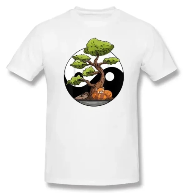 Un T-shirt de couleur blanche affichant un design de Yin Yang au centre. Le Yin Yang est illustré par un paysage naturel où un côté est en lumière, avec un arbre à feuilles vertes et un animal paisible allongé en dessous, et l'autre côté est dans l'ombre, représentant l'équilibre harmonieux entre la tranquillité et la nature. Le T-shirt semble être fait de coton de haute qualité et est présenté sur un fond uni.