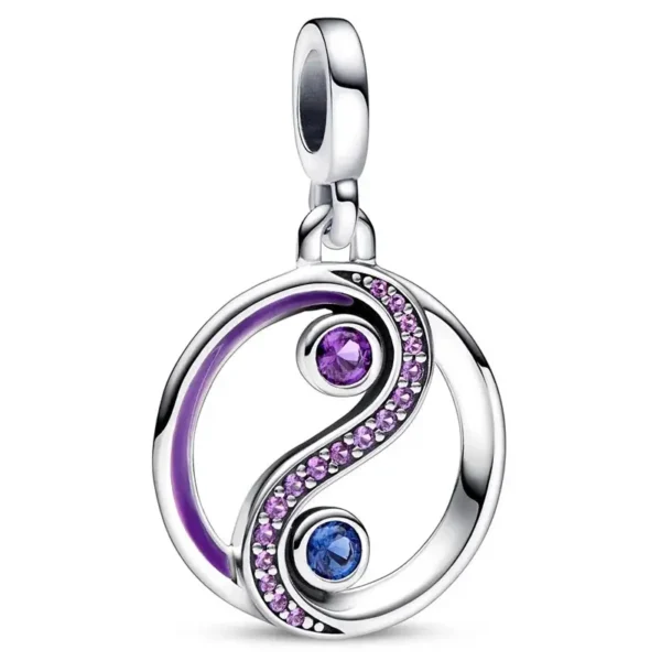 Découvrez le charme ensorcelant du pendentif Yin Yang Magie. Cette image présente un pendentif délicatement posé sur un fond blanc immaculé. Symbole intemporel d'harmonie et d'équilibre, ce pendentif en forme de yin yang est orné d'un magnifique diamant zircon violet, ajoutant une touche de mystère et d'éclat à son design. Laissez-vous envoûter par la magie de ce bijou qui incarne la dualité harmonieuse de l'univers