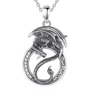 Dans cette image captivante, le pendentif dragon argenté brille de mille feux, ses strass en zircon scintillant telles des étoiles dans la nuit. Sur un fond blanc immaculé, il se distingue avec élégance, capturant l'essence de la mystique et de la beauté. Chaque détail finement travaillé révèle la majesté du dragon, symbole de force et de sagesse. Les reflets argentés dansent avec grâce, évoquant un sentiment de puissance et d'émerveillement. Ce pendentif dragon argenté serti de strass en zircon est bien plus qu'un simple bijou. Il incarne l'excellence de l'artisanat et la magie de l'imaginaire, offrant à celui qui le porte une connexion profonde avec le mystère et la grandeur de l'univers.