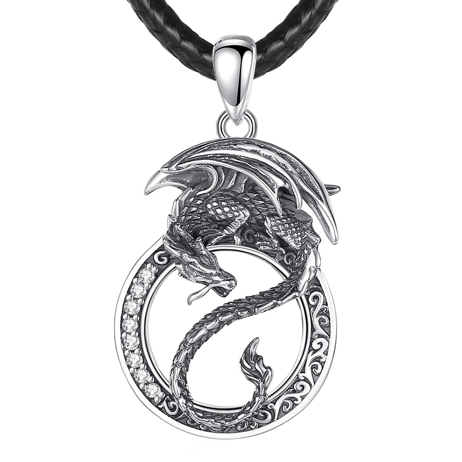 Dans cette image captivante, le pendentif dragon argenté en argent 925 brille avec éclat, accompagné d'une chaîne en cuir qui lui confère une allure à la fois rustique et raffinée. Le dragon, symbole de force et de sagesse, se démarque avec noblesse sur fond neutre. Chaque détail finement ciselé du pendentif reflète la qualité et l'artisanat exceptionnel de l'argent 925, tandis que la chaîne en cuir ajoute une touche de caractère et d'authenticité à l'ensemble. Ce pendentif dragon argenté, porté avec élégance sur une chaîne en cuir, est bien plus qu'un simple bijou. Il incarne la puissance, la protection et la majesté du dragon, offrant à celui qui le porte une connexion profonde avec la force et la sagesse.