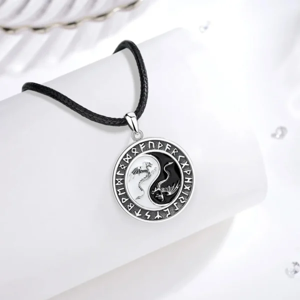 Dans l'élégance sobre d'un bijoux drapé de blanc, le pendentif viking Yin Yang trône tel un symbole de sagesse et de force. Taillé dans le métal des légendes nordiques, ce bijou incarne l'équilibre parfait entre les forces opposées. Posé avec grâce sur son support immaculé, il évoque la pureté des intentions des anciens guerriers vikings. Chaque détail ciselé raconte une histoire millénaire, invitant à méditer sur la dualité de la vie et la quête de l'harmonie intérieure.