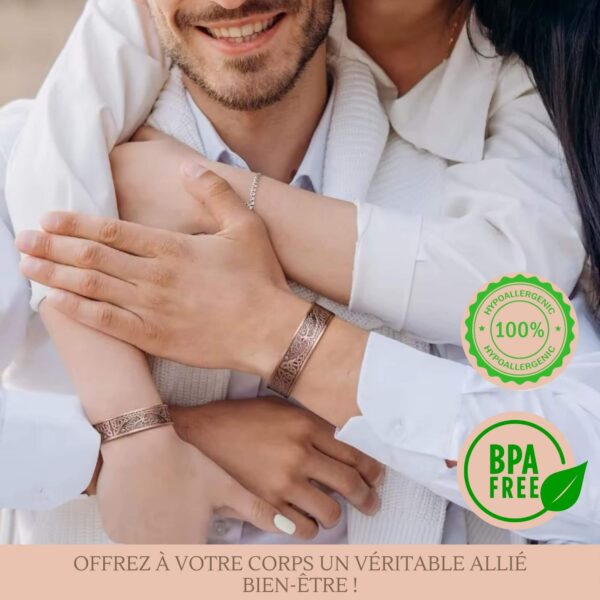 Couple portant un Bracelet ZEN en Cuivre 99% – Bienfaits du cuivre et élégance pour homme et femme.